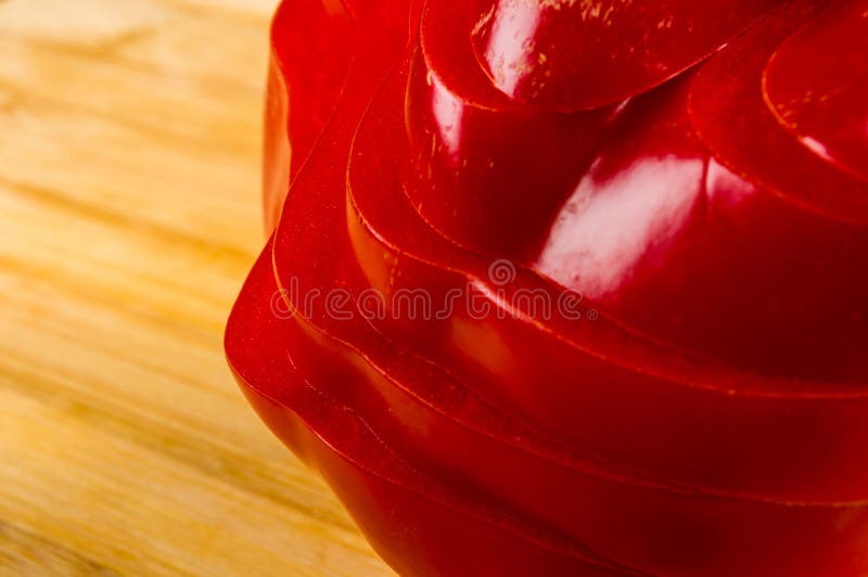 Pilha empilhada de pimenta vermelha e em fatias de paprika e pimenta no quadro de corte de bambu foto de stock royalty free