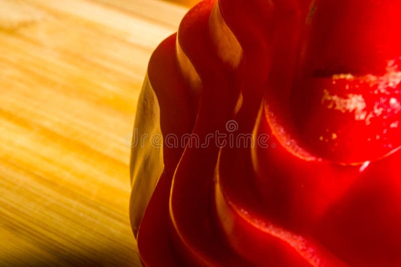 Pilha empilhada de pimenta vermelha e em fatias de paprika e pimenta no quadro de corte de bambu fotos de stock