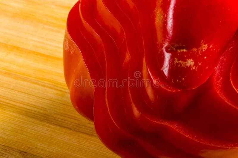 Pilha empilhada de pimenta vermelha e em fatias de paprika e pimenta no quadro de corte de bambu imagem de stock