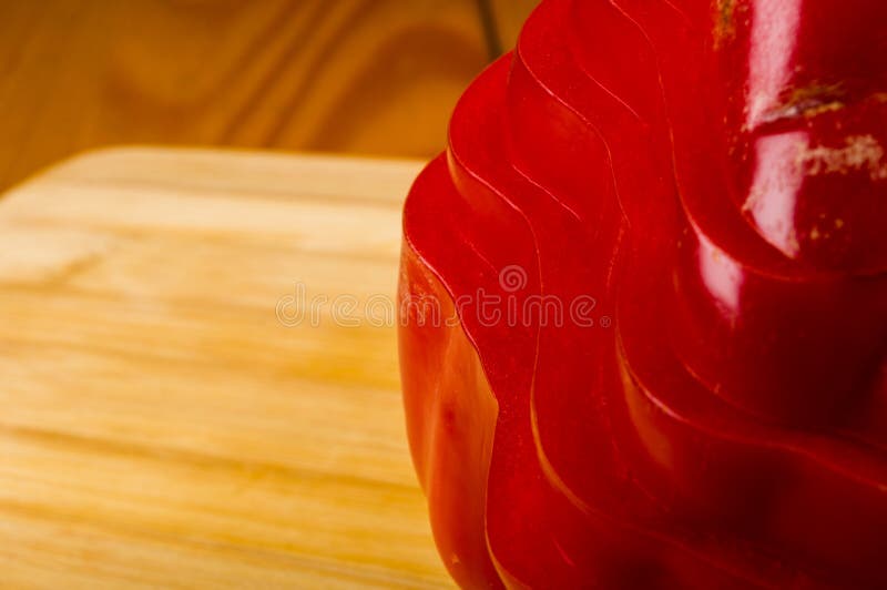 Pilha empilhada de pimenta vermelha e em fatias de paprika e pimenta no quadro de corte de bambu foto de stock royalty free