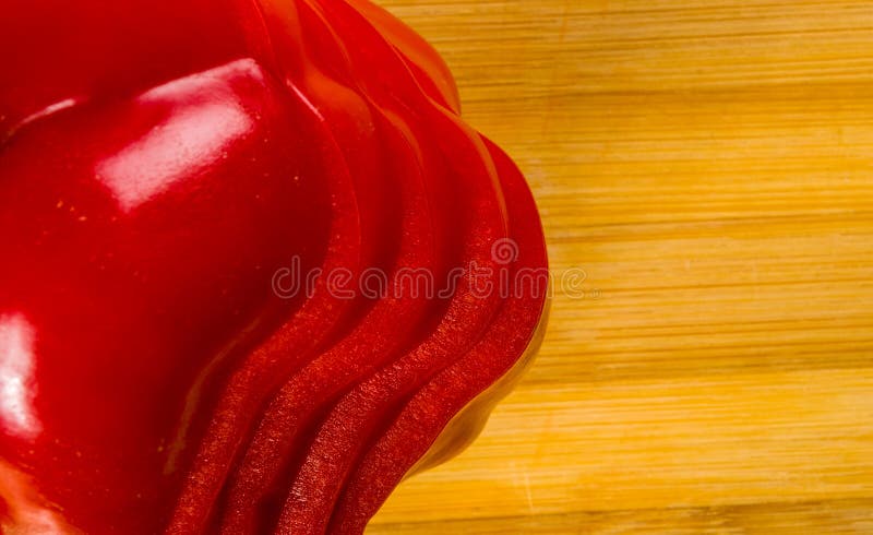 Pilha empilhada de pimenta vermelha e em fatias de paprika e pimenta no quadro de corte de bambu foto de stock