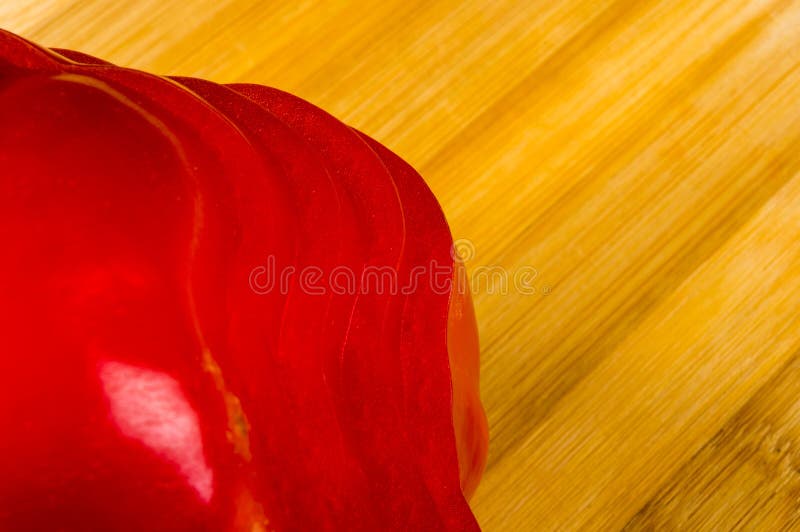 Pilha empilhada de pimenta vermelha e em fatias de paprika e pimenta no quadro de corte de bambu imagens de stock