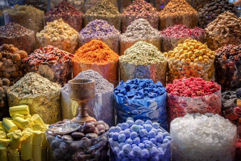 Pilhas coloridas das especiarias nos souks de Dubai, UAE imagens de stock Pilhas coloridas das especiarias nos souks de Dubai, UAE imagens de stock