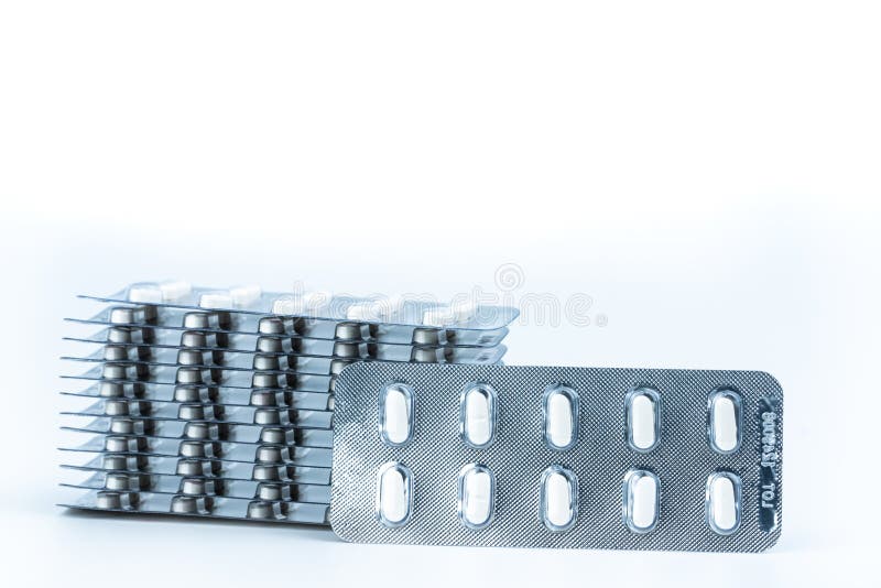 Pilhas de anti comprimidos da alergia nos blocos de bolha isolados no fundo branco Mercado farmacêutico Cetirizine: tabl do antis foto de stock Pilhas de anti comprimidos da alergia nos blocos de bolha isolados no fundo branco Mercado farmacêutico Cetirizine: tabl do antis foto de stock
