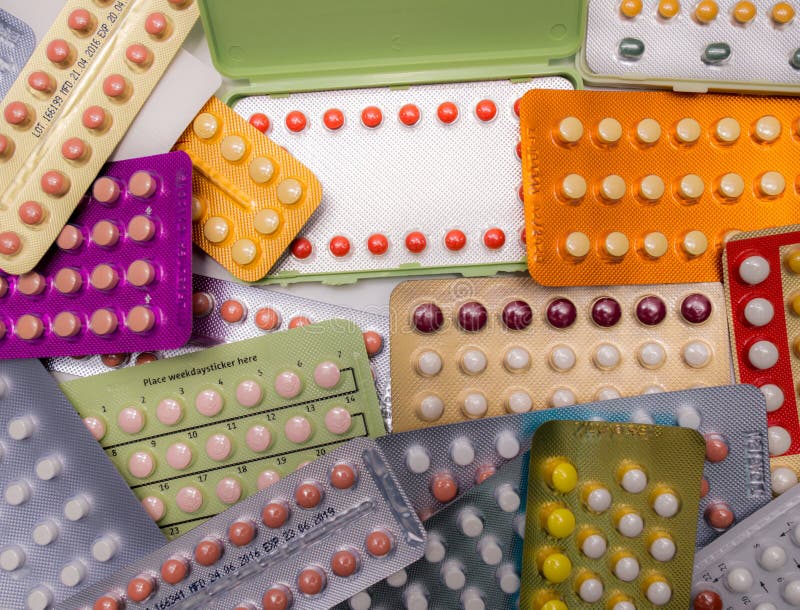 Pilhas de comprimidos de controlo da natalidade coloridos