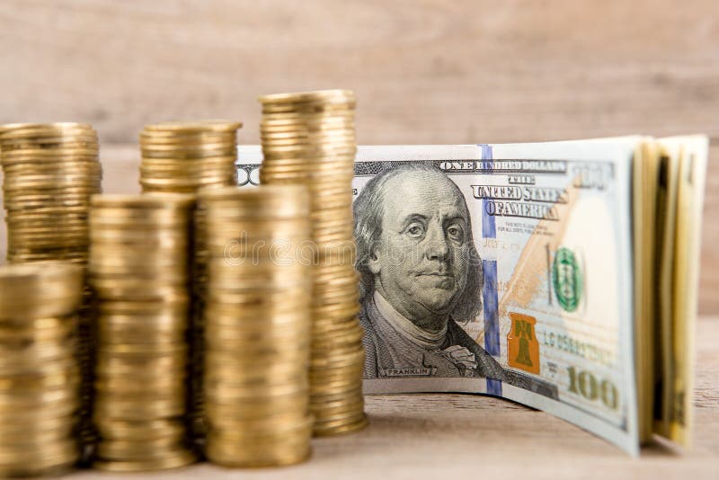 Pilhas de moedas e de notas de dólar imagens de stock royalty free Pilhas de moedas e de notas de dólar imagens de stock royalty free