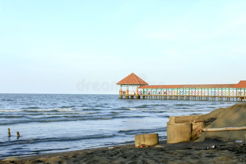Pilier de plage de Purin dans la régence de Tegal, Indonésie images stock Pilier de plage de Purin dans la régence de Tegal, Indonésie images stock