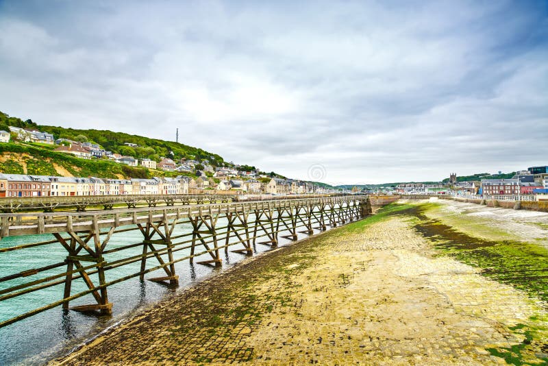 Pilier en bois dans le port de village de Fecamp Frances de la Normandie photo stock Pilier en bois dans le port de village de Fecamp Frances de la Normandie photo stock