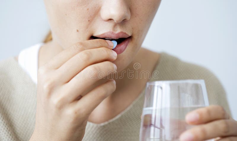 pill taking woman young στοκ φωτογραφία με δικαίωμα ελεύθερης χρήσης pill taking woman young στοκ φωτογραφία με δικαίωμα ελεύθερης χρήσης