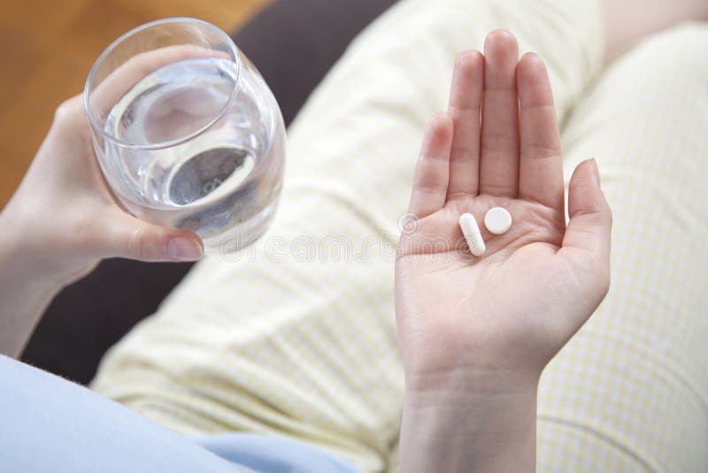 pill taking woman young στοκ φωτογραφία με δικαίωμα ελεύθερης χρήσης pill taking woman young στοκ φωτογραφία με δικαίωμα ελεύθερης χρήσης
