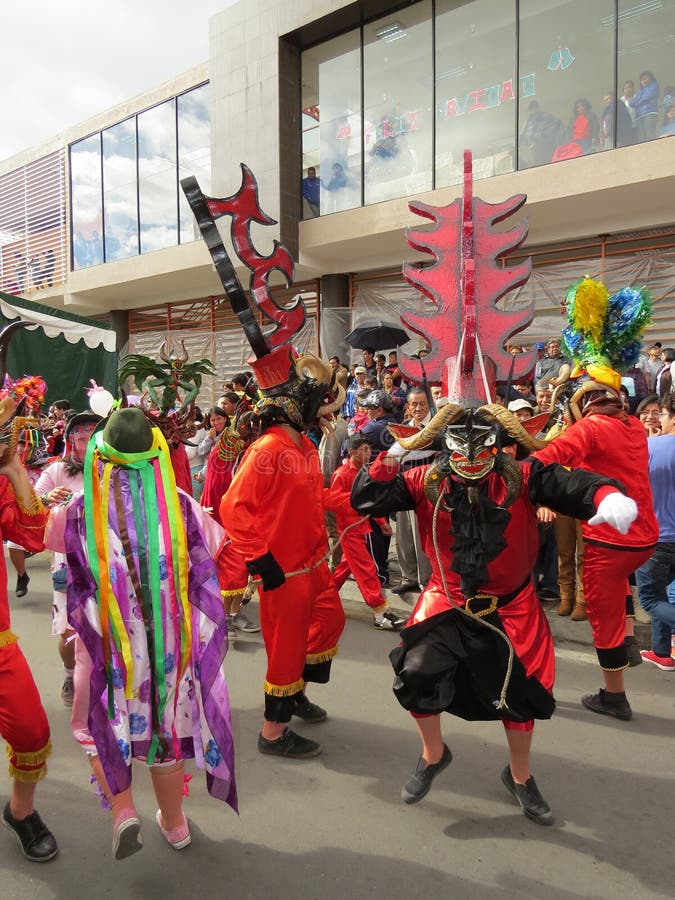 Fileira De Bonecas De Pano Na Roupa Tradicional, Equador Foto de Stock -  Imagem de vestido, objeto: 108578722