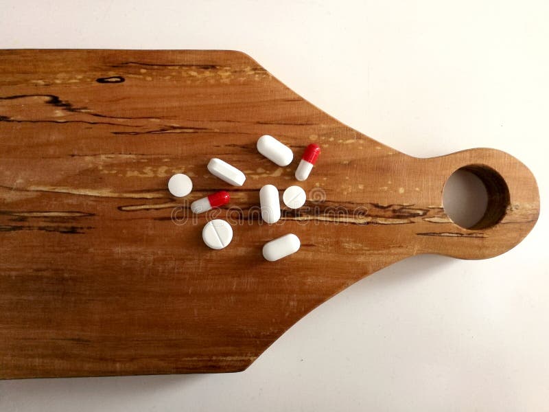 Pillen en capsules op een scherpe raad