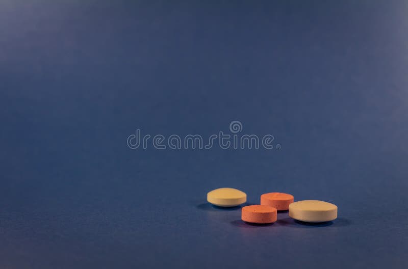 Pillen van diverse kleuren op een neutrale blauwe achtergrond royalty-vrije stock fotografie Pillen van diverse kleuren op een neutrale blauwe achtergrond royalty-vrije stock fotografie