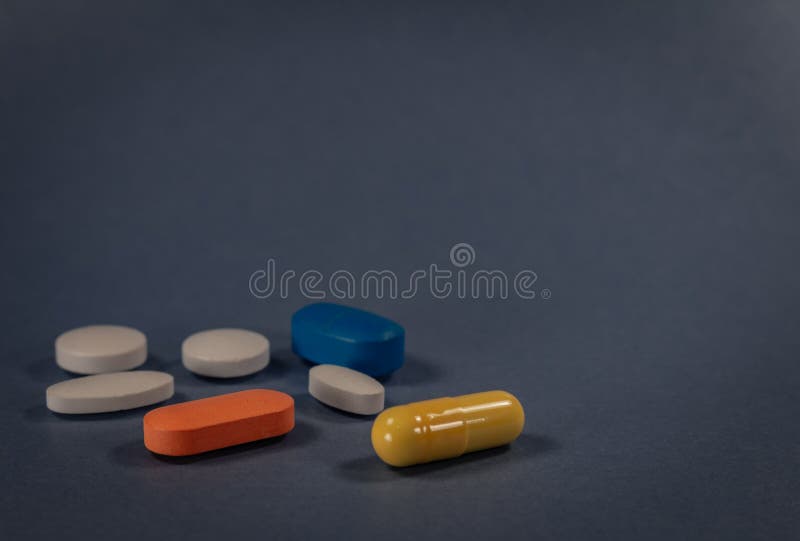 Pillen van diverse kleuren op een neutrale blauwe achtergrond royalty-vrije stock fotografie Pillen van diverse kleuren op een neutrale blauwe achtergrond royalty-vrije stock fotografie