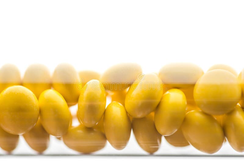 Piller eller minnestavlor f?r medicin tappar gula i den bruna glasflaskan p? vit bakgrund Isolat p? en vit bakgrund royaltyfria foton Piller eller minnestavlor f?r medicin tappar gula i den bruna glasflaskan p? vit bakgrund Isolat p? en vit bakgrund royaltyfria foton