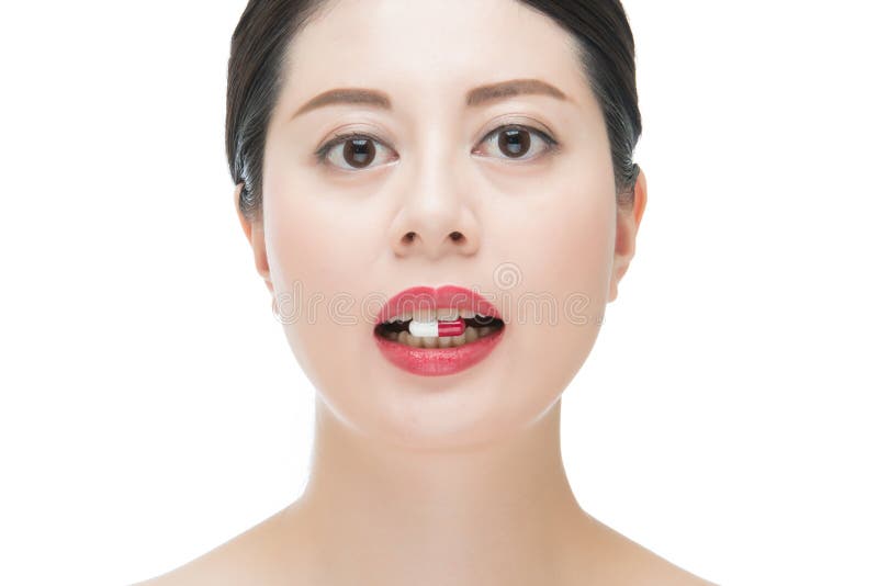 Pillola asiatica della medicina del morso della donna di bello modo per tre medico fotografia stock Pillola asiatica della medicina del morso della donna di bello modo per tre medico fotografia stock