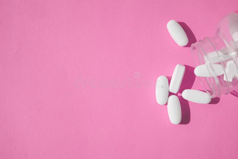 Pillole del placebo, trattamento medico falso Chiuda sulle pillole bianche con la bottiglia sul rosa fotografie stock libere da diritti Pillole del placebo, trattamento medico falso Chiuda sulle pillole bianche con la bottiglia sul rosa fotografie stock libere da diritti