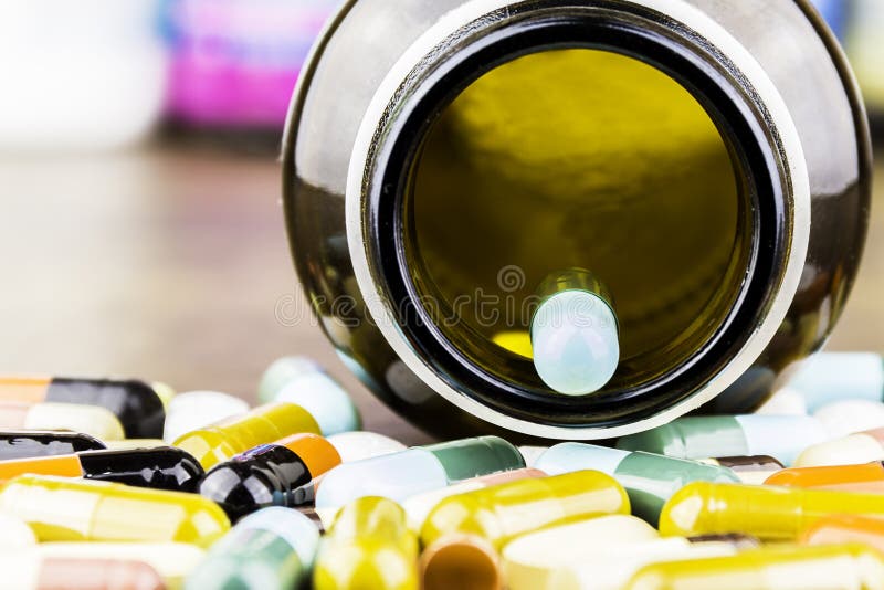 Pillole o capsule della medicina su fondo di legno Prescrizione del farmaco per il farmaco di trattamento Medicinale farmaceutico immagine stock libera da diritti Pillole o capsule della medicina su fondo di legno Prescrizione del farmaco per il farmaco di trattamento Medicinale farmaceutico immagine stock libera da diritti