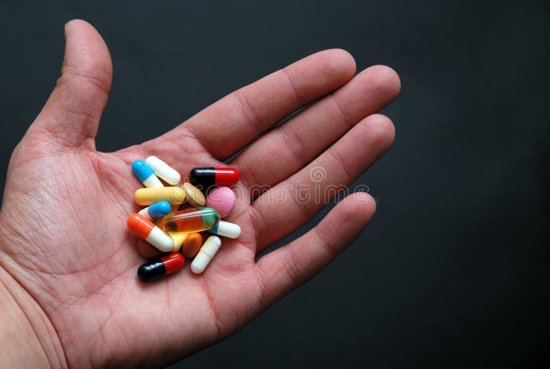Pills i hand royaltyfria bilder Pills i hand royaltyfria bilder