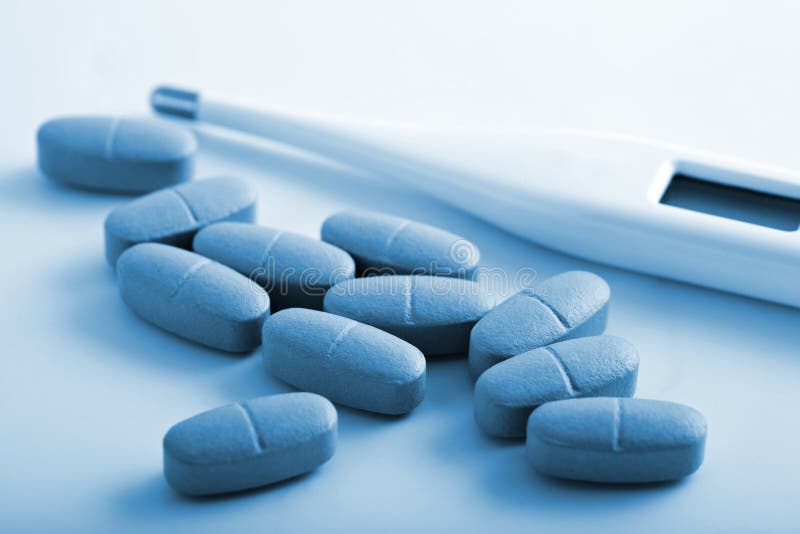Pillules et thermomètre de prescription photos libres de droits Pillules et thermomètre de prescription photos libres de droits