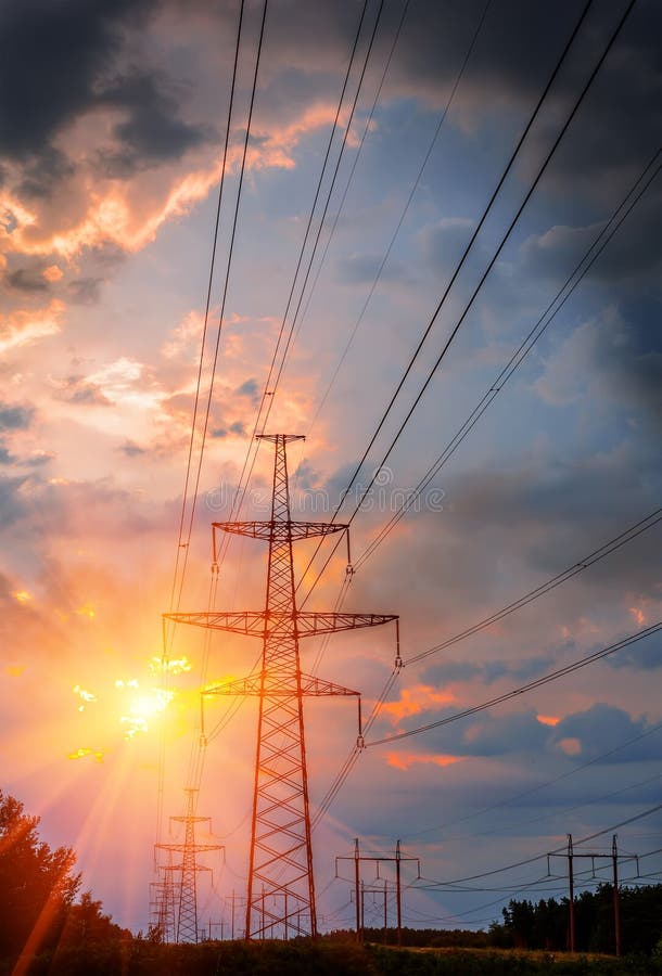 Pilone della trasmissione di elettricità profilato su cielo blu al crepuscolo fotografie stock libere da diritti Pilone della trasmissione di elettricità profilato su cielo blu al crepuscolo fotografie stock libere da diritti
