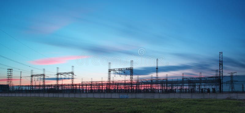 Pilone della trasmissione di elettricità profilato su cielo blu alla d immagini stock libere da diritti Pilone della trasmissione di elettricità profilato su cielo blu alla d immagini stock libere da diritti