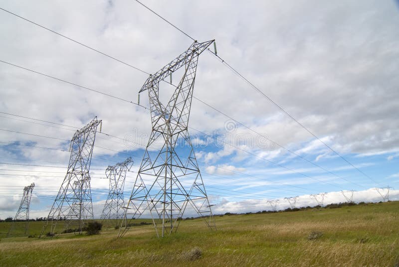 Pilone di elettricità con le nubi immagine stock Pilone di elettricità con le nubi immagine stock