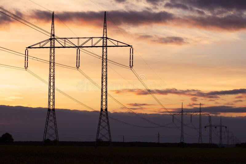 Pilone di elettricità sul tramonto fotografia stock libera da diritti Pilone di elettricità sul tramonto fotografia stock libera da diritti
