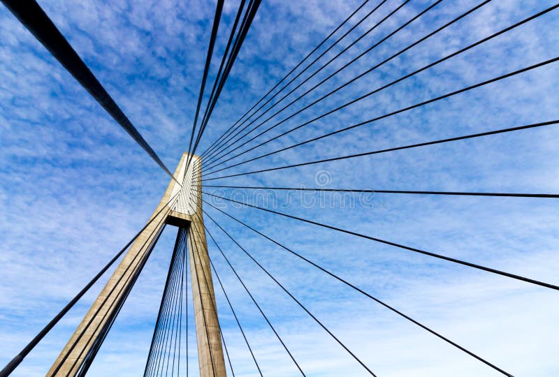 Pilone e cavi geometrici dell'estratto del ponte di Anzac fotografia stock Pilone e cavi geometrici dell'estratto del ponte di Anzac fotografia stock