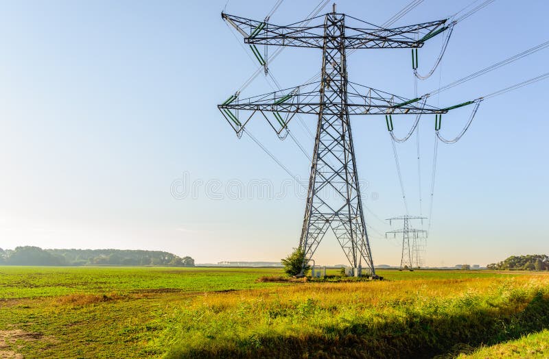 Pilones y cables de alto voltaje en una zona rural fotos de archivo libres de regalías Pilones y cables de alto voltaje en una zona rural fotos de archivo libres de regalías