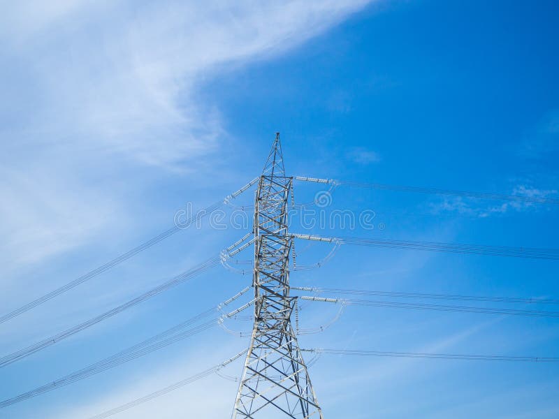 Piloni di un potere di tensione contro cielo blu fotografia stock libera da diritti Piloni di un potere di tensione contro cielo blu fotografia stock libera da diritti