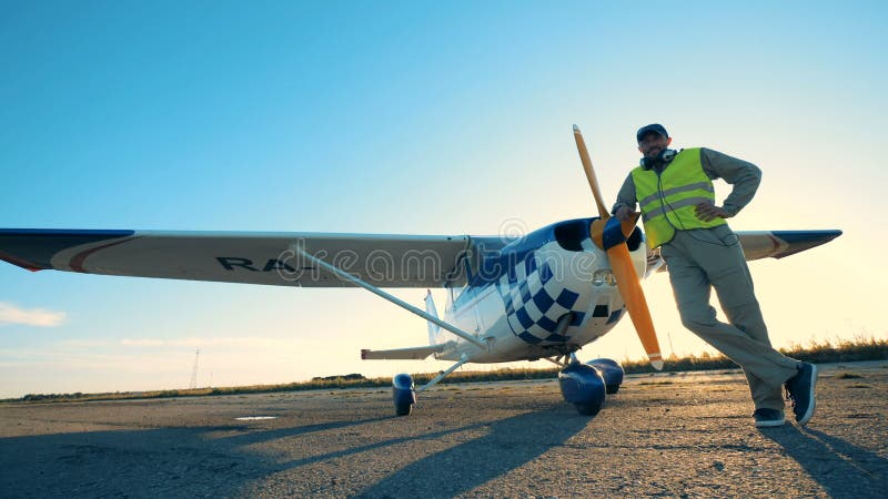 Pilot care se apropie de avion aproape de el. stock video footage