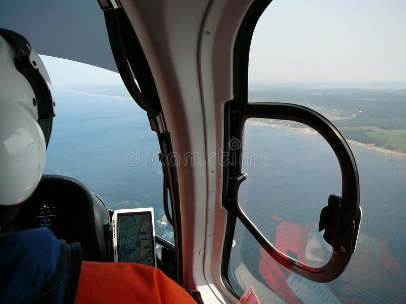 Posteriore da elicottero volare Attraverso Oceano costa.