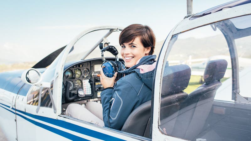 Pilot i flygplancockpiten arkivfoton Pilot i flygplancockpiten arkivfoton