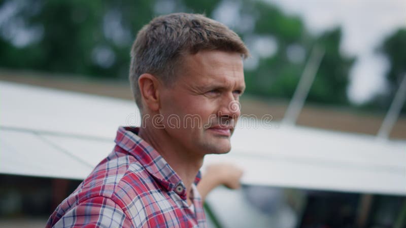 Pilot portret, în picioare, în aripavion, în căutarea unui cer. avion care se deplasează pe aerodrom. stock video footage