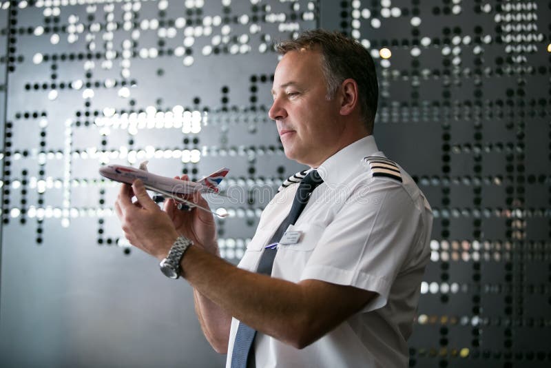 Pilota britannico di condotta aerea titolare di un modello di velivolo a380 immagine stock libera da diritti