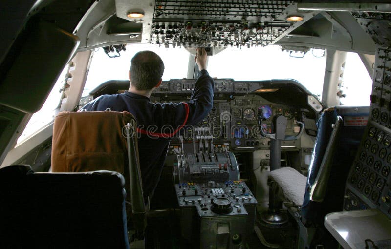 Download Pilote aux contrôles image stock. Image du paquet, course - 733505