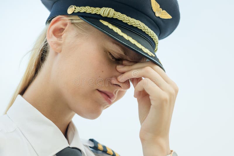 Pilote fatigué stressés au travail dans l'aéroport épuisé du vol
