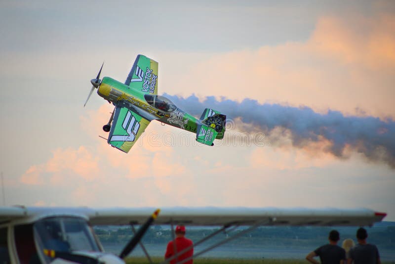 Pilote lithuanien acrobatique aérien Jurgis Kairys exécutant un vol de démonstration avec son Sukhoi SU-31 photo stock Pilote lithuanien acrobatique aérien Jurgis Kairys exécutant un vol de démonstration avec son Sukhoi SU-31 photo stock
