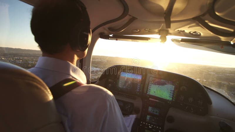 Pilote privé Flying d'avion à la vue de coucher du soleil