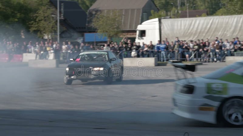 Pilotes de voiture de sport exécutant des qualifications de dérive banque de vidéos