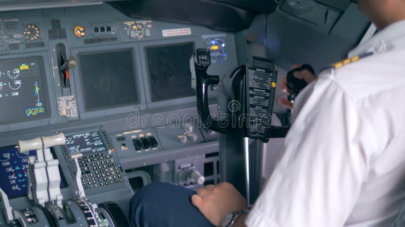 Piloti che parlano in una cabina di pilotaggio, fine su