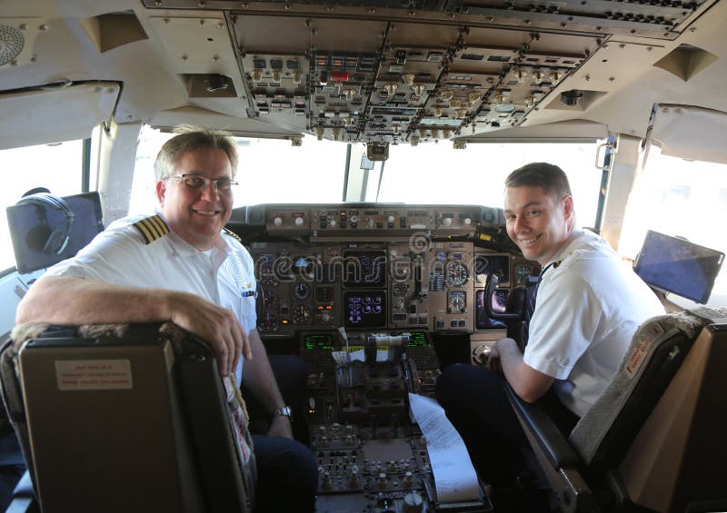 Piloti di United Airlines alla cabina di pilotaggio prima del volo transpacifico a San Francisco nell'aeroporto internazionale di fotografia stock Piloti di United Airlines alla cabina di pilotaggio prima del volo transpacifico a San Francisco nell'aeroporto internazionale di fotografia stock