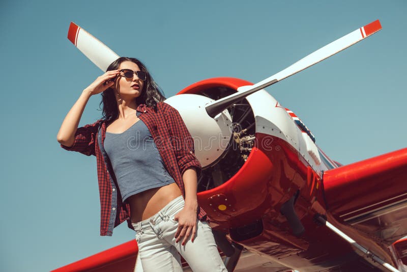 Pilotin und Flugzeug lizenzfreies stockbild Pilotin und Flugzeug lizenzfreies stockbild
