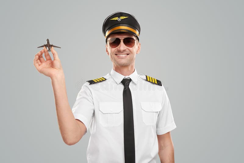 Capitão de avião em uniforme profissional jogando jogos para