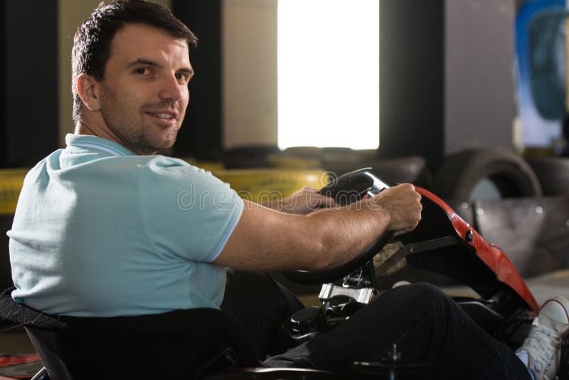 Piloto de Karting do homem novo imagem de stock royalty free Piloto de Karting do homem novo imagem de stock royalty free