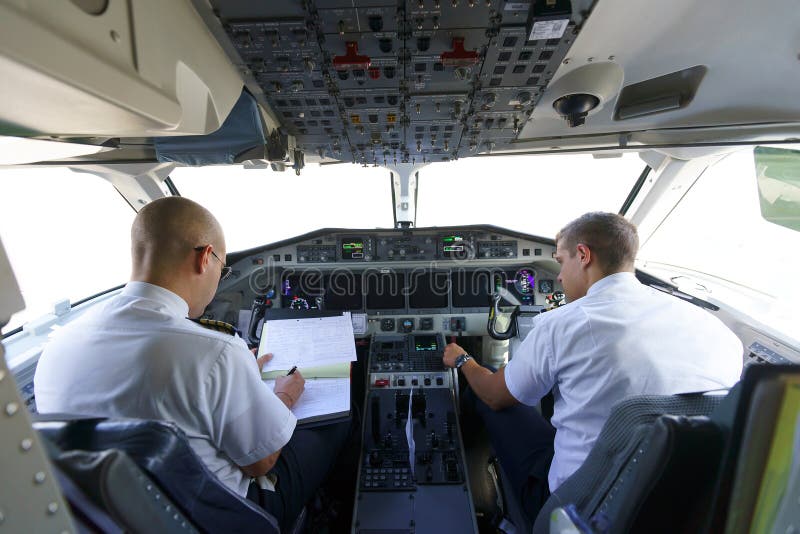 Pilotos na cabina do piloto de aviões