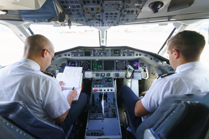 Pilotos na cabina do piloto de aviões