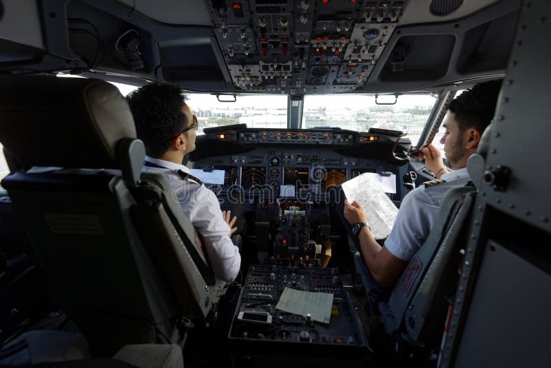 Pilotos na cabina do piloto de aviões de passageiro