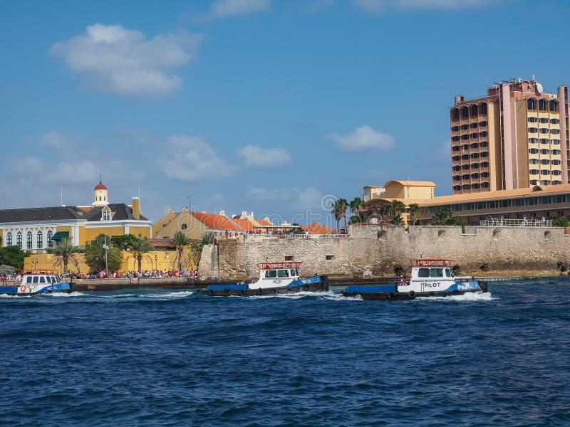 Pilotowe łodzie wokoło Punda Curacao widoków zdjęcie stock Pilotowe łodzie wokoło Punda Curacao widoków zdjęcie stock